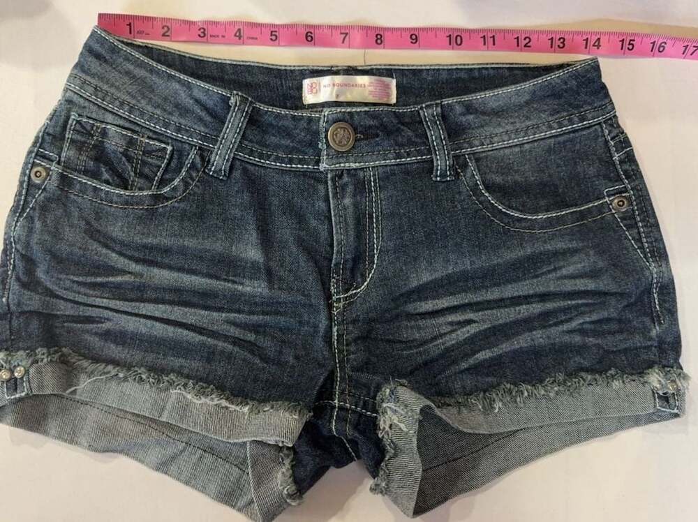 #172 No Boundaries Denim Cuffed Raw Hem Shorts Size 7